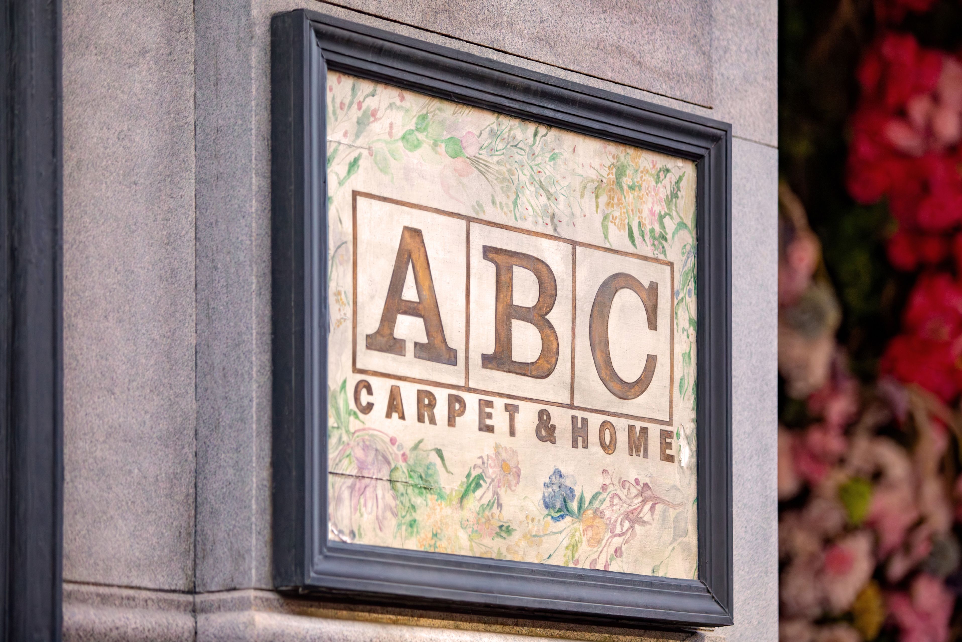 ABC Carpet & Home은 The Willow 근처에 있으며, 맨해튼 그래머시 지역의 고급 콘도를 위한 고급 가구와 장식을 제공합니다.