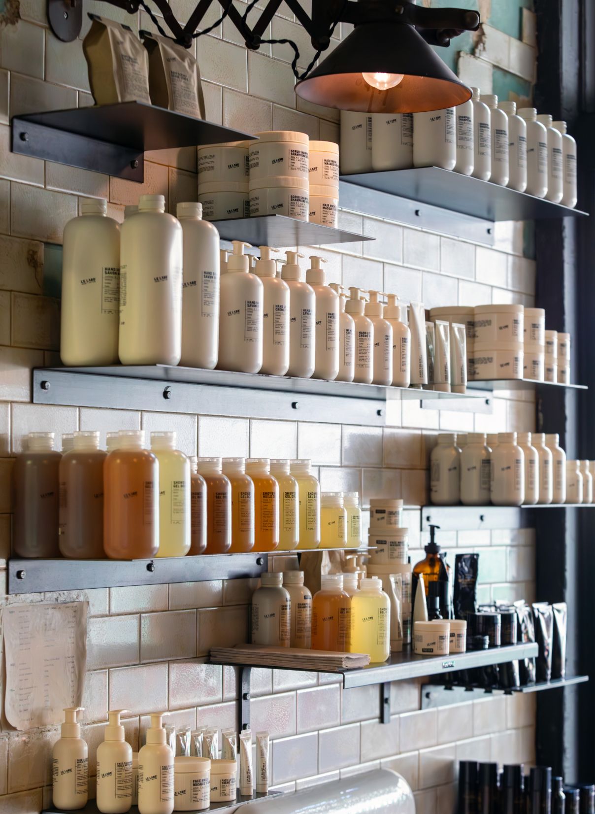 NYC의 The Willow Residences 근처에 있는 Gramercy 부티크 매장의 프리미엄 헤어 및 스킨케�어 제품 선반.